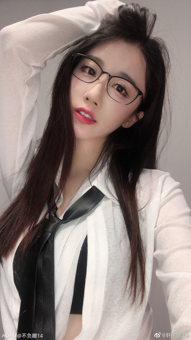 Streamer Xuan Zi Sparks Debate After Revealing 1,000GB of Private Videos 6 Side-by-side comparison of Xuan Zi's online and offline looks