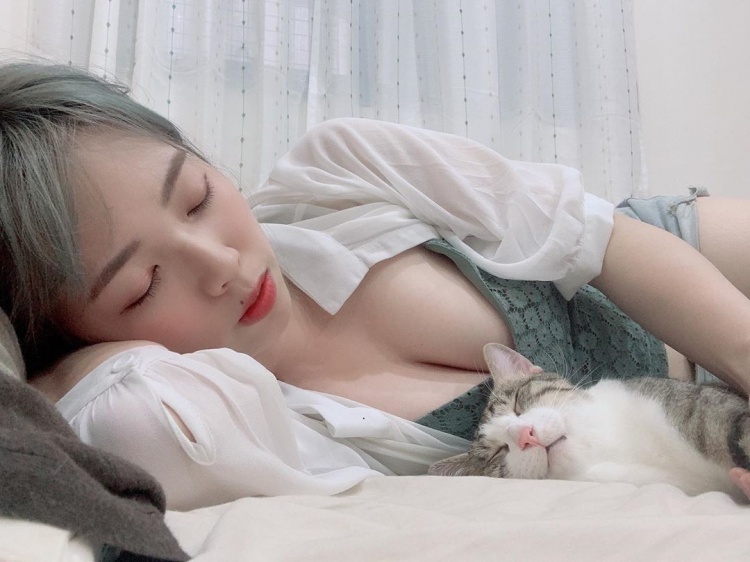 Streamer Winny Draws Thousands Just Sleeping with Her Cat on Stream 2 photo 1 1595785572776507810047 1747890009471 1747890009540240516337 1747897932475 1747897932599170063874