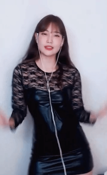 Streamer’s Sexy Dance Interrupted by Mom Crashing Her Livestream 4 Luko’s mom scolding her during livestream