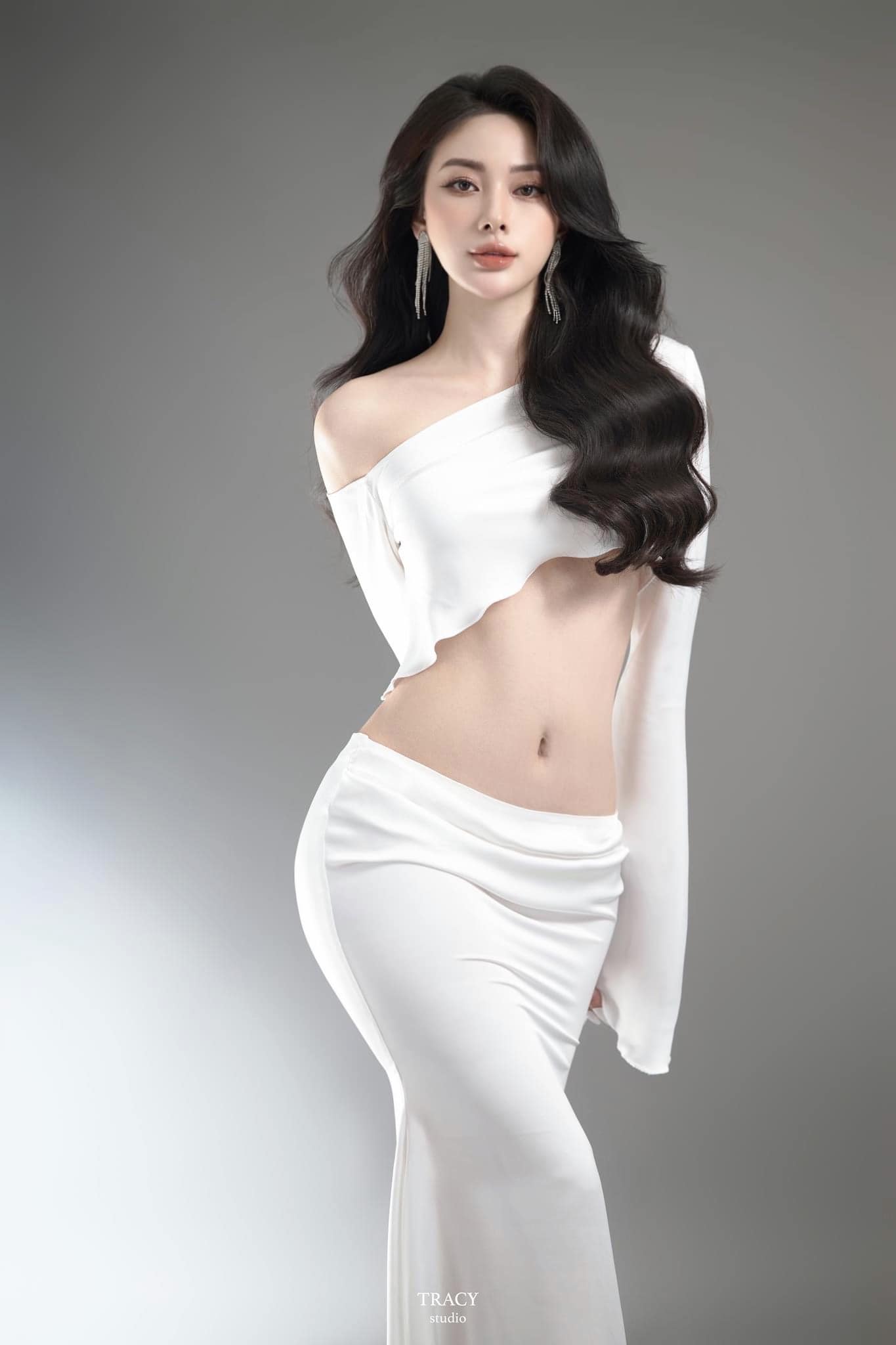 Hot Girl Thao Ly Stuns Fans with Stunning Shoulder-Baring Photos 12 Thao Ly's trendy look