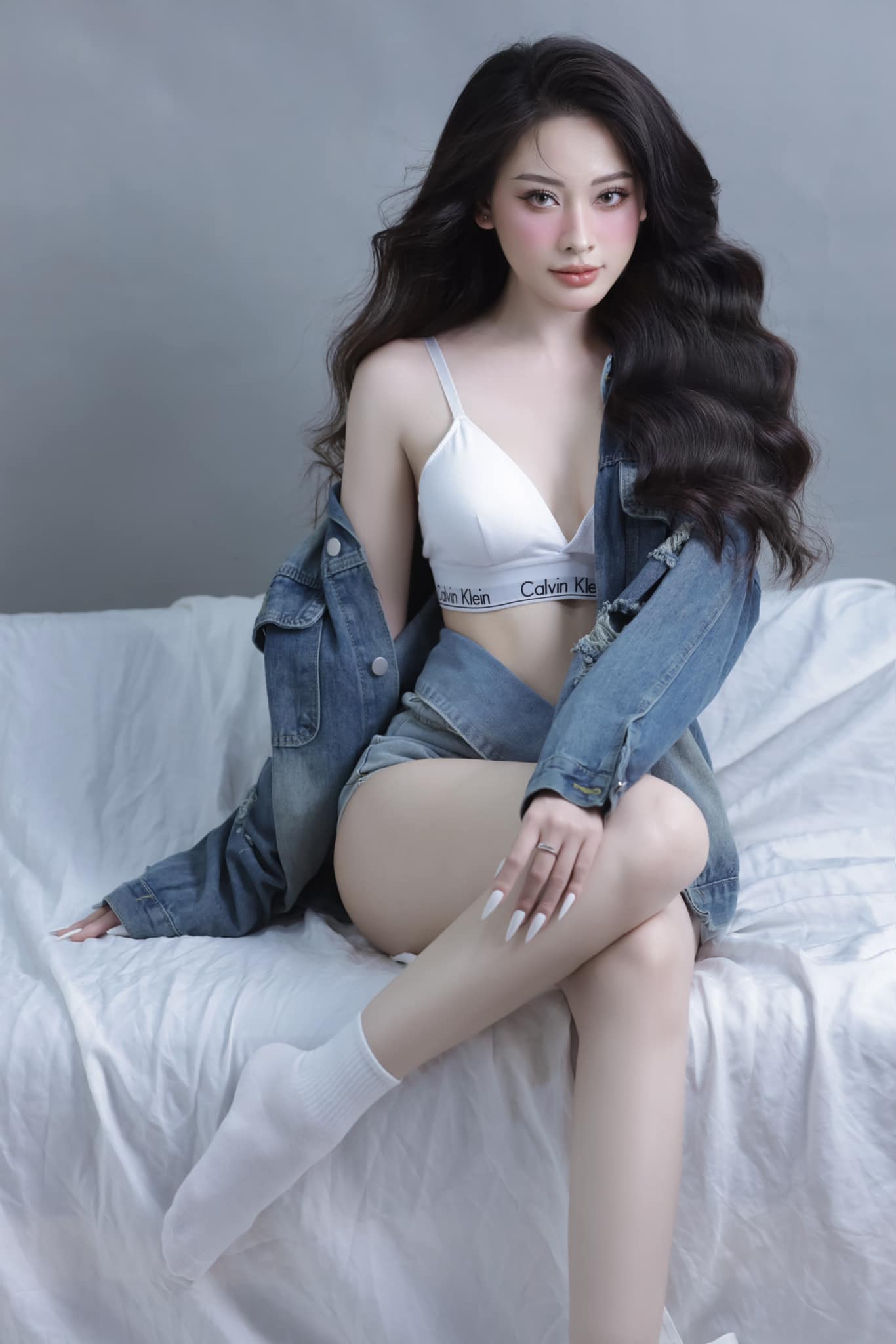 Hot Girl Thao Ly Stuns Fans with Stunning Shoulder-Baring Photos 7 Thao Ly's casual chic style