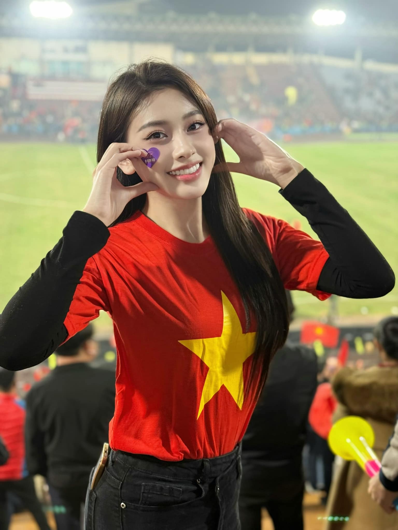 Hot Girl Thao Ly Stuns Fans with Stunning Shoulder-Baring Photos 11 Thao Ly's stylish outfit