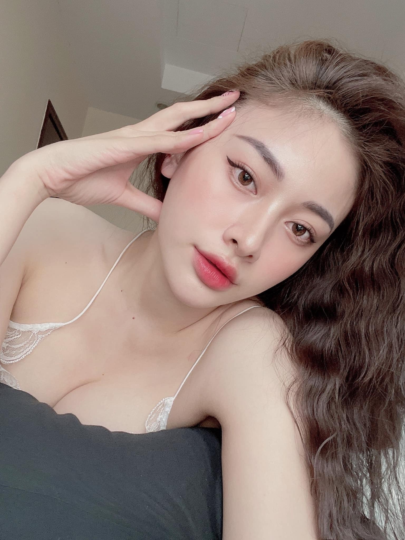 Hot Girl Thao Ly Stuns Fans with Stunning Shoulder-Baring Photos 10 Thao Ly's confident poses