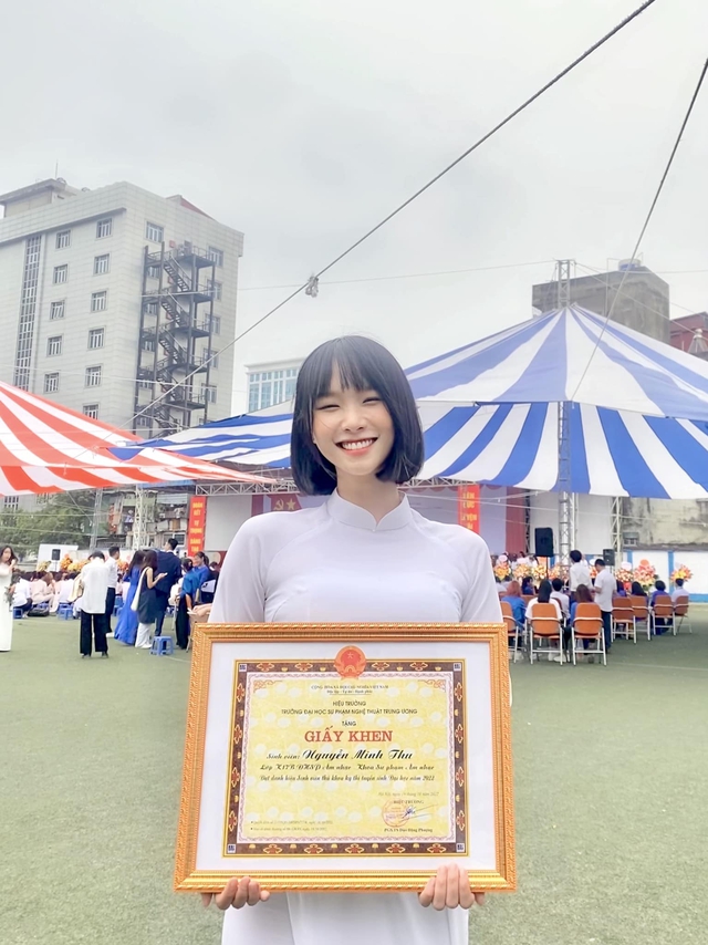 TikToker Julie’s Stunning Comeback with New Music Project 6 Julie receiving award at student competition
