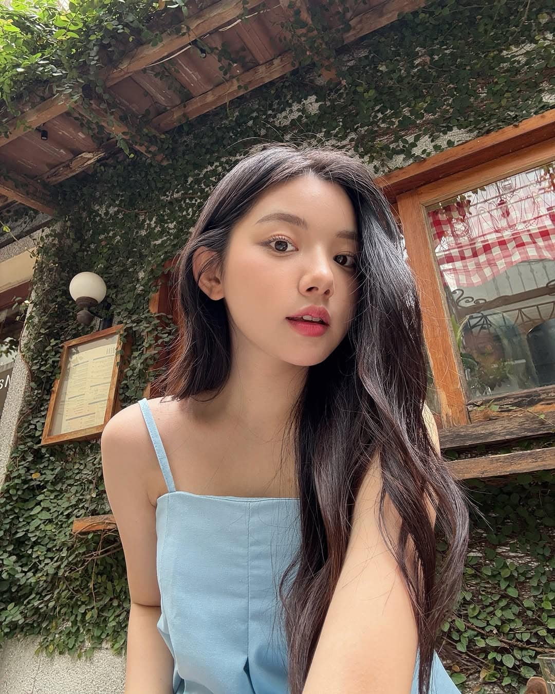 Mukbang Star Quỳnh Trương Claps Back at Swallowing Rumors 3 Quỳnh Trương smiling during mukbang