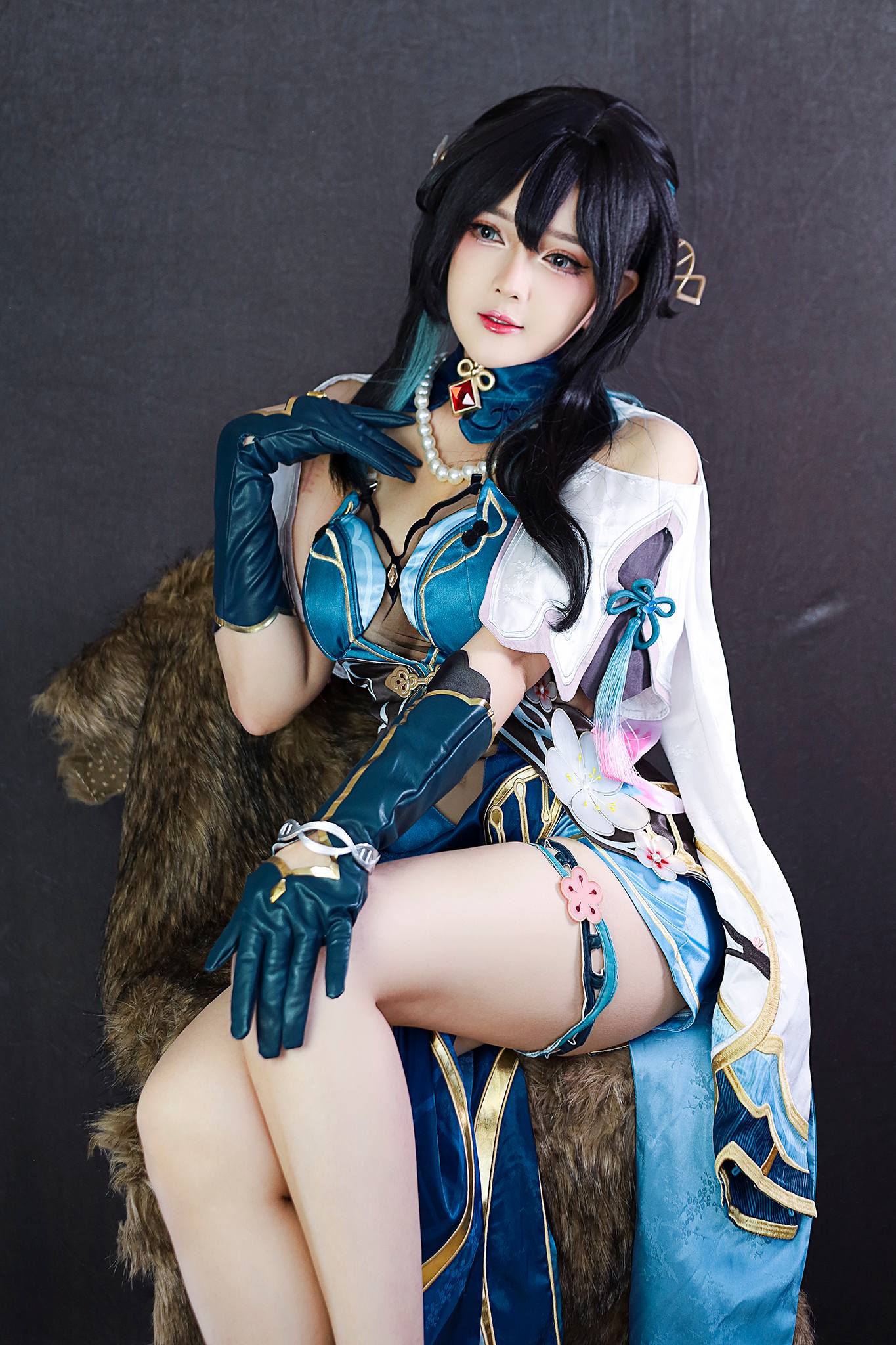 Legendary Vietnamese Cosplayer Wows as Fierce Game Warrior 7 Trang Bittet cosplay warrior close-up