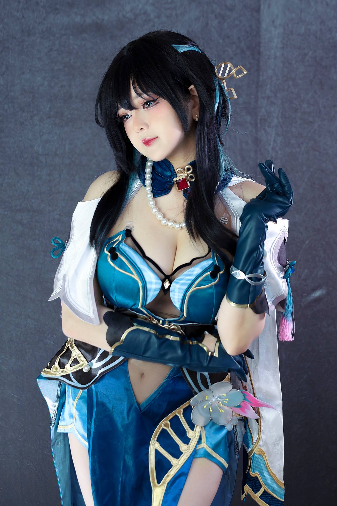 Legendary Vietnamese Cosplayer Wows as Fierce Game Warrior 6 Trang Bittet warrior cosplay pose