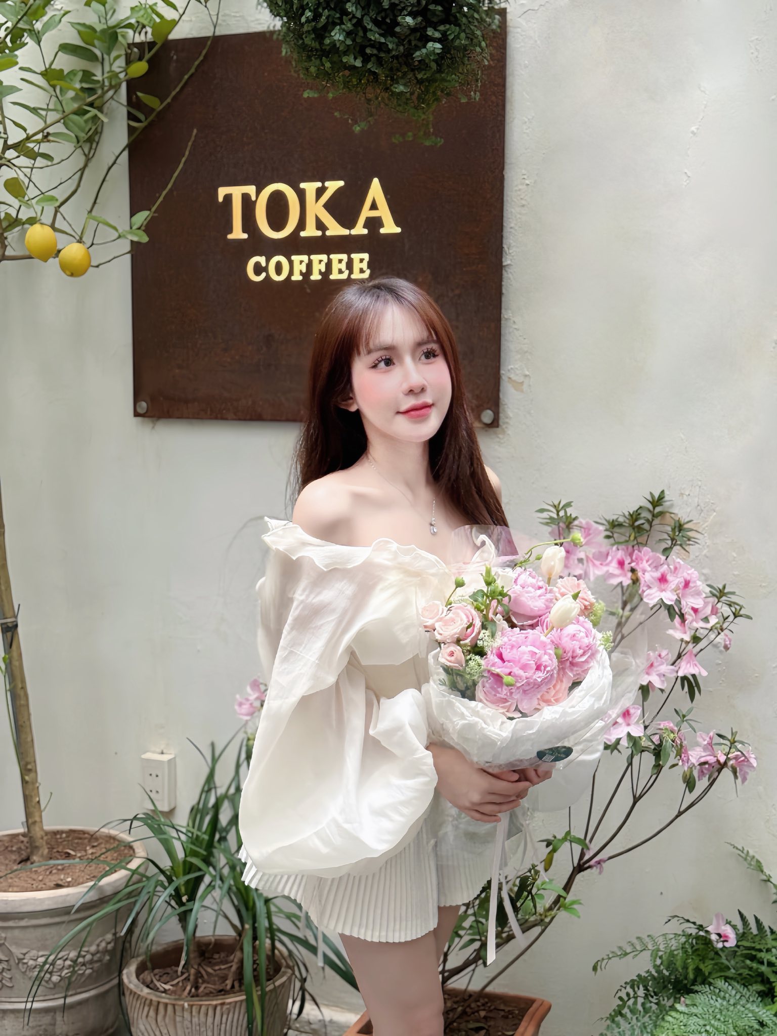 Pool Star Lê Tuyết Anh Stuns Fans with Bikini Photos 4 Lê Tuyết Anh posing elegantly