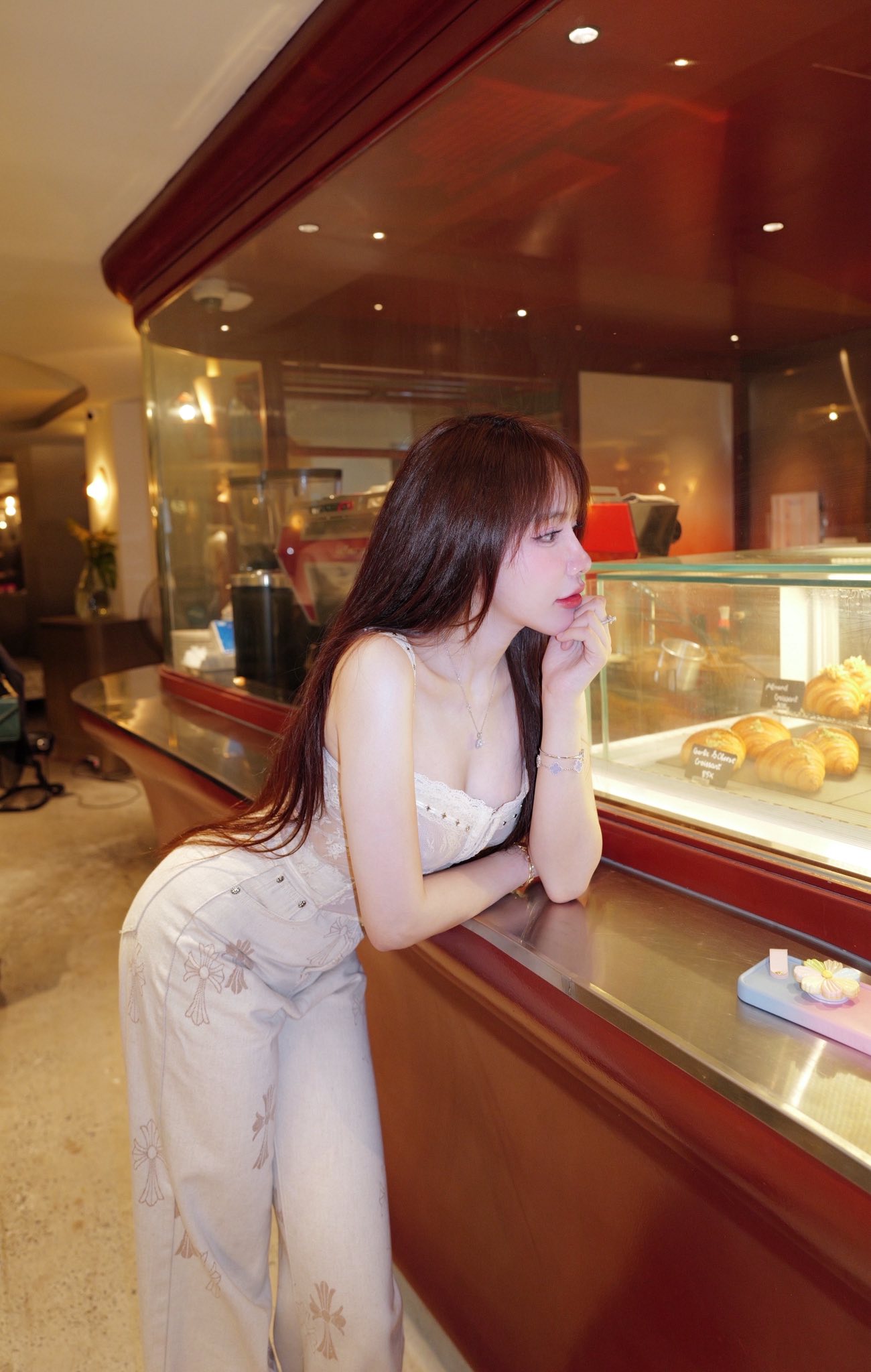 Pool Star Lê Tuyết Anh Stuns Fans with Bikini Photos 5 Lê Tuyết Anh showing off her style