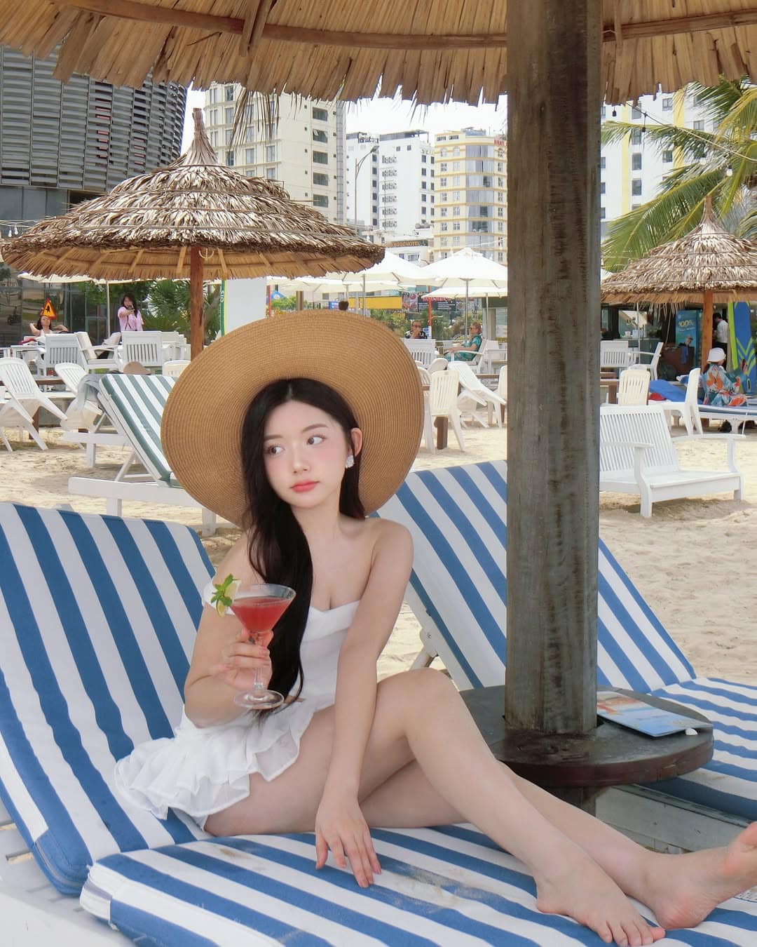 Mukbang Star Quỳnh Trương Claps Back at Swallowing Rumors 4 Quỳnh Trương eating food