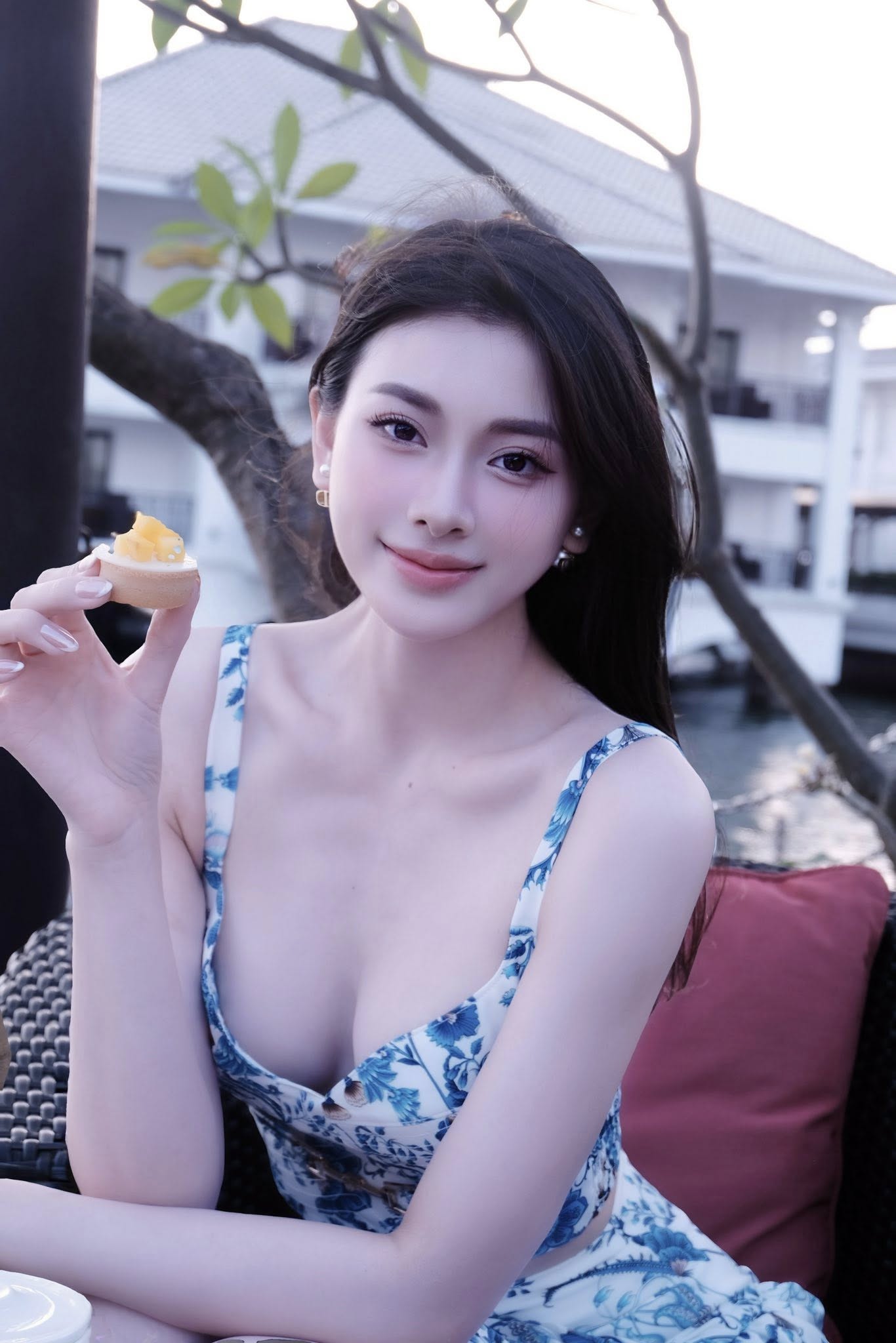 Hot Girl Thao Ly Stuns Fans with Stunning Shoulder-Baring Photos 8 Thao Ly's elegant fashion