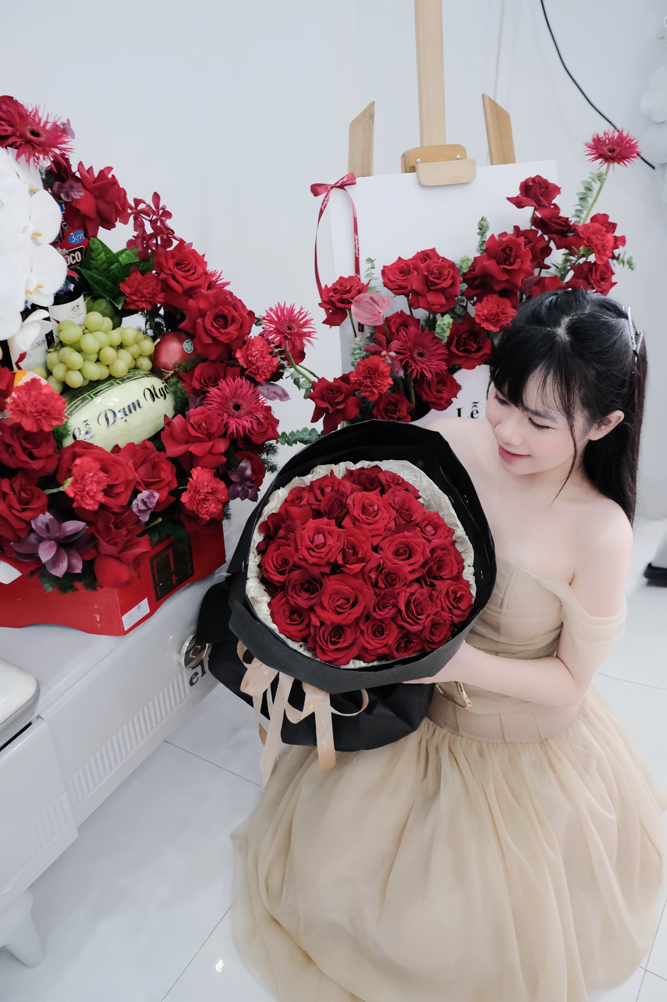 SGP Star Red Set to Wed, Girlfriend’s Look Finally Revealed 7 Red giving flowers to Gia Hân