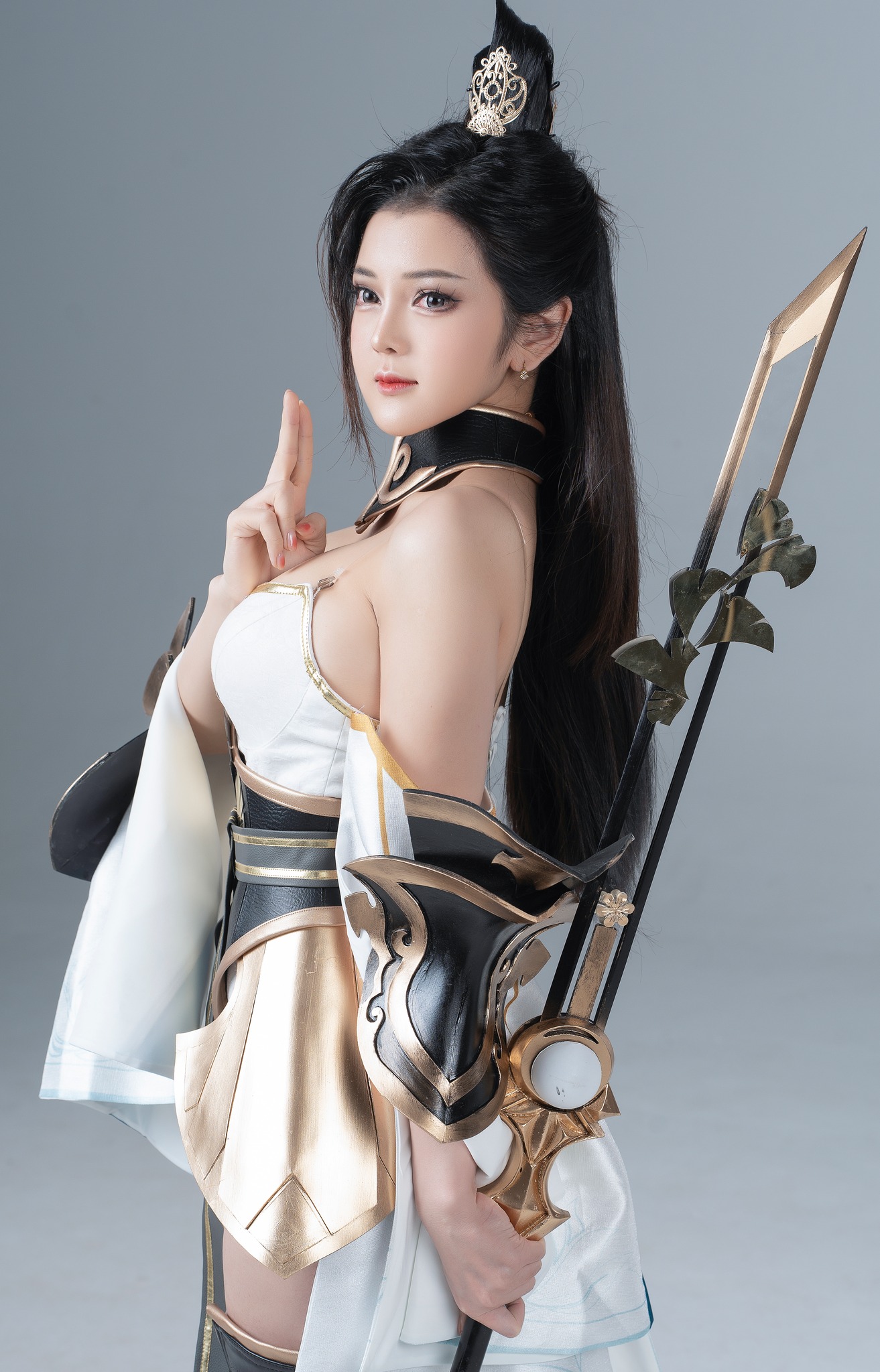 Legendary Vietnamese Cosplayer Wows as Fierce Game Warrior 2 Trang Bittet cosplay close-up
