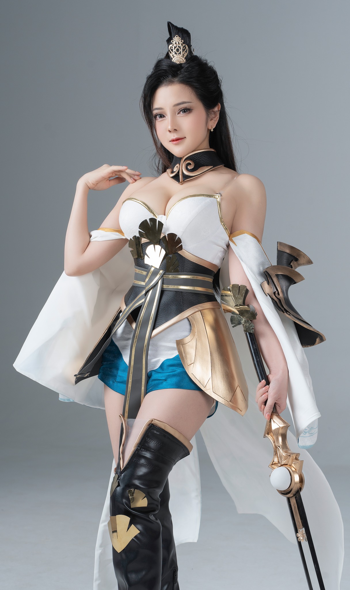 Legendary Vietnamese Cosplayer Wows as Fierce Game Warrior 3 Trang Bittet warrior cosplay full outfit