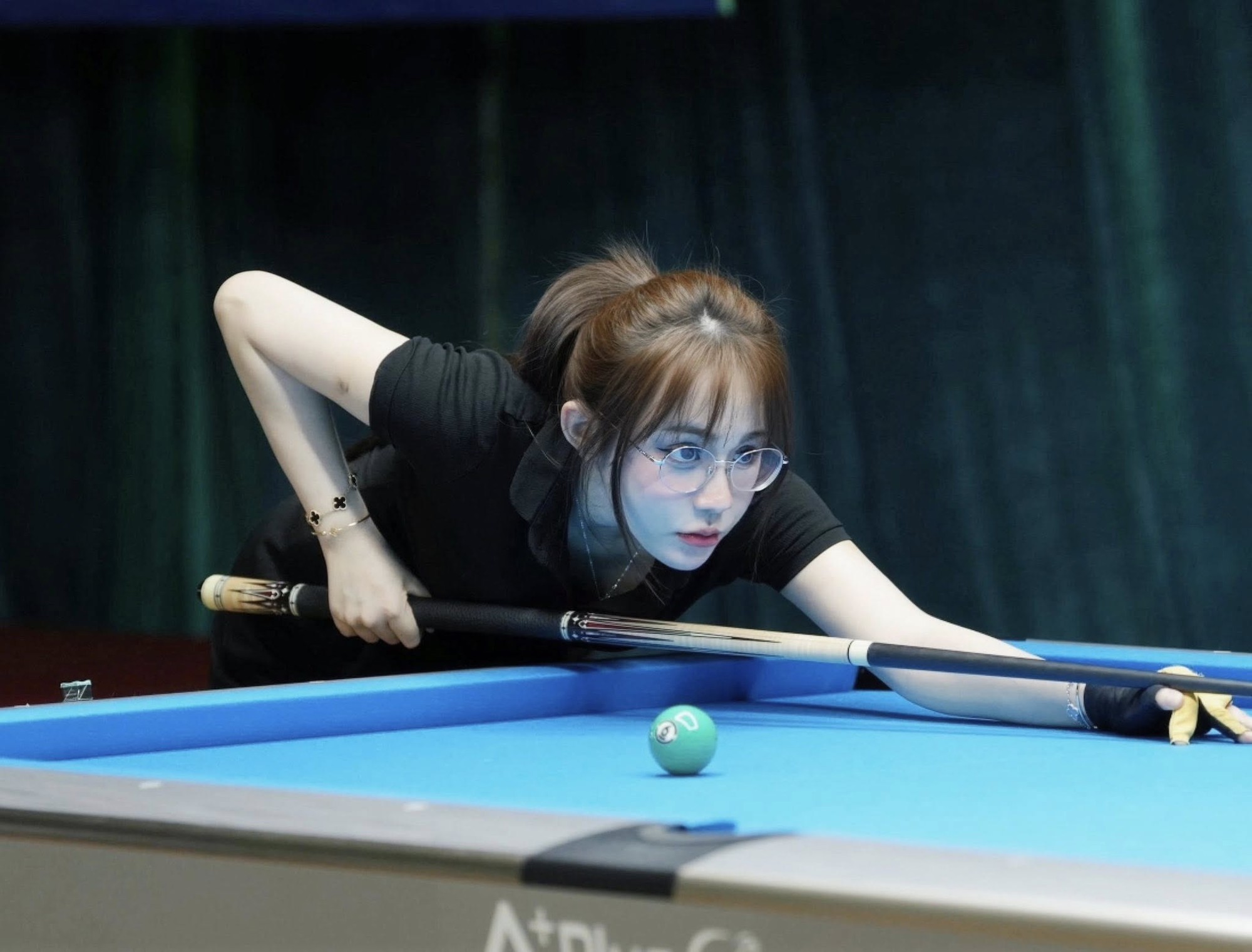 Pool Star Lê Tuyết Anh Stuns Fans with Bikini Photos 3 Lê Tuyết Anh in a stylish outfit