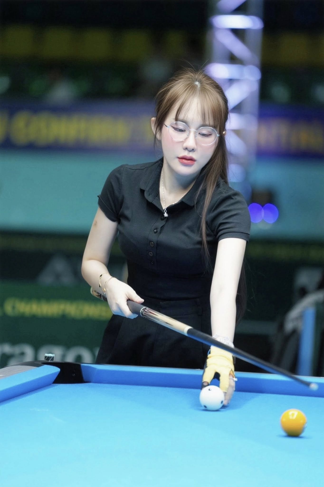 Pool Star Lê Tuyết Anh Stuns Fans with Bikini Photos 2 Lê Tuyết Anh looking stunning