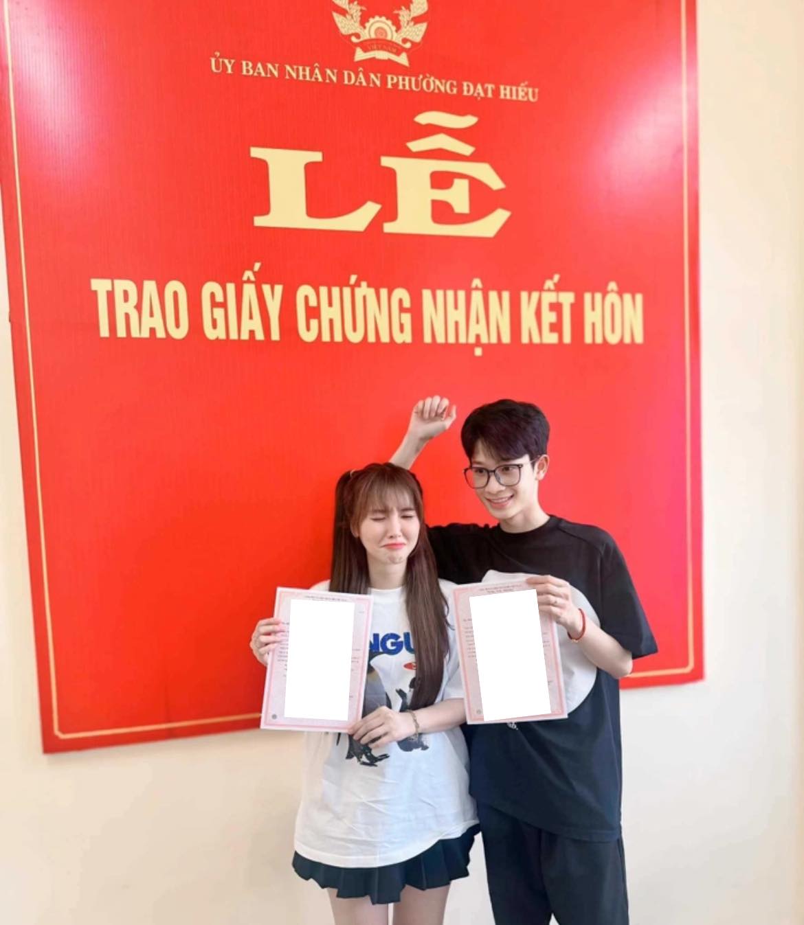 Ngân Sát Thủ Shares Joyful Life with Younger Husband and Baby 2 Ngân Sát Thủ and her husband smiling