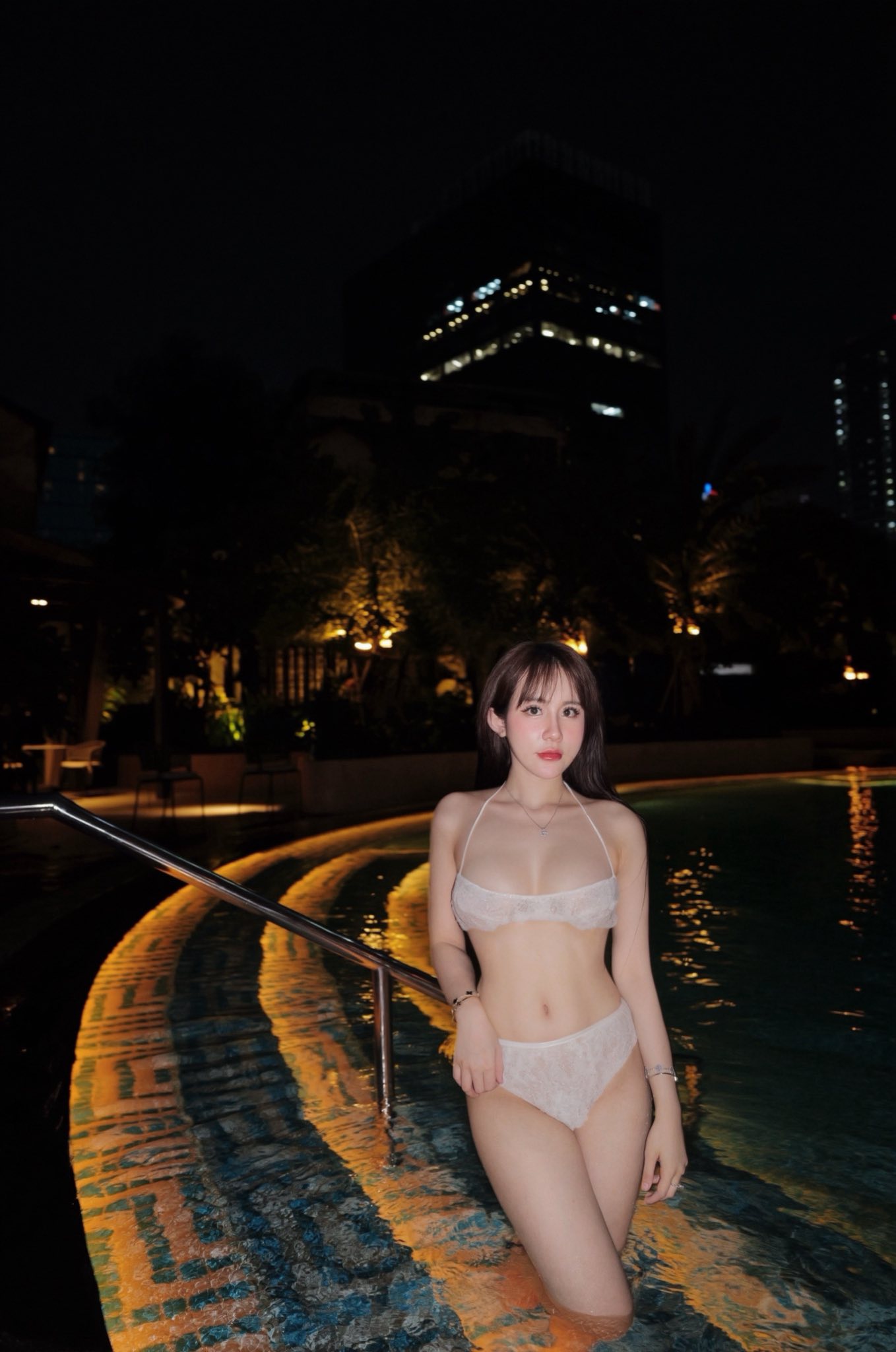 Pool Star Lê Tuyết Anh Stuns Fans with Bikini Photos 10 Lê Tuyết Anh beach photoshoot