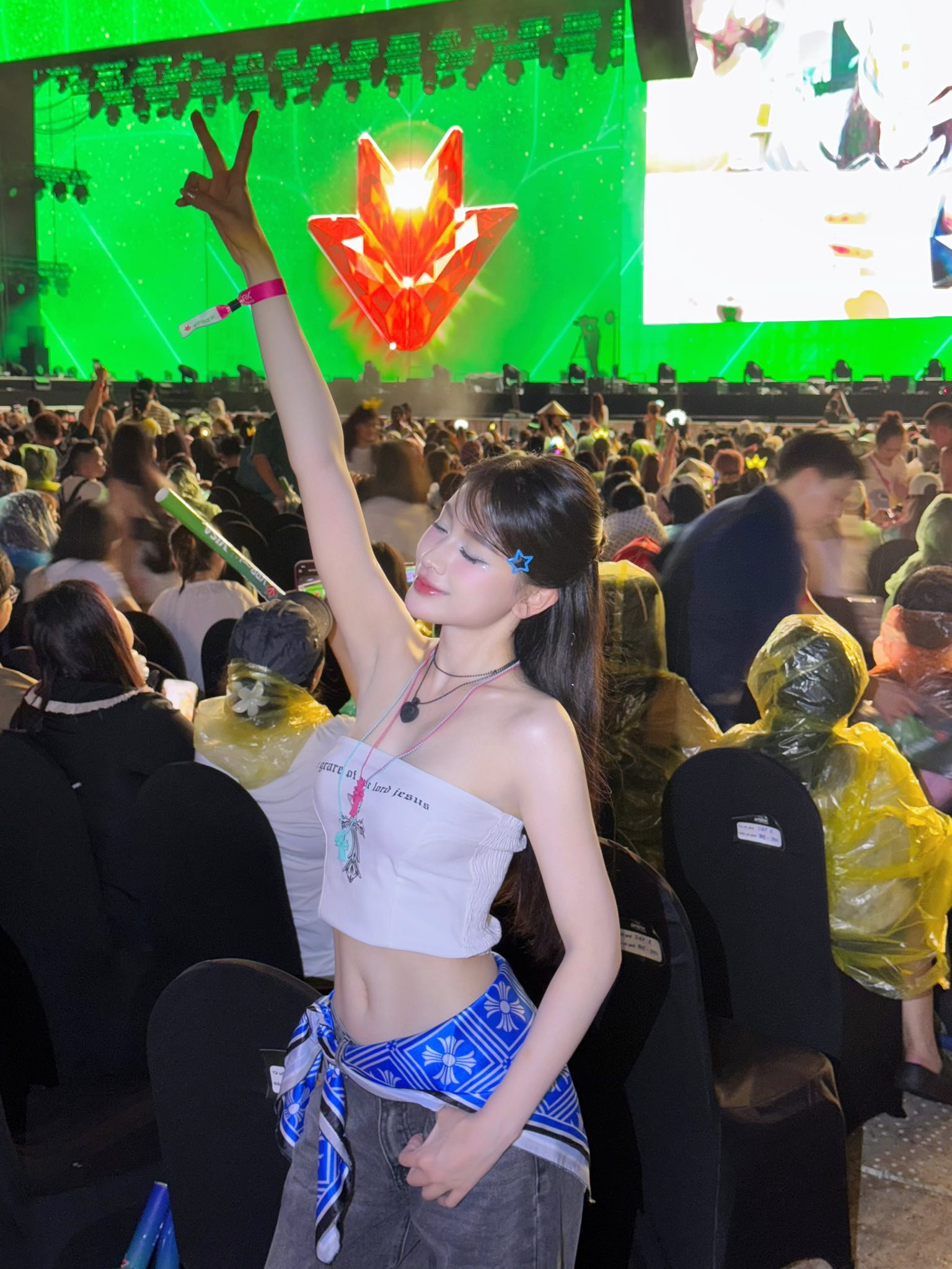 Hot Girl Thao Ly Stuns Fans with Stunning Shoulder-Baring Photos 2 Thao Ly in a stylish outfit at the event