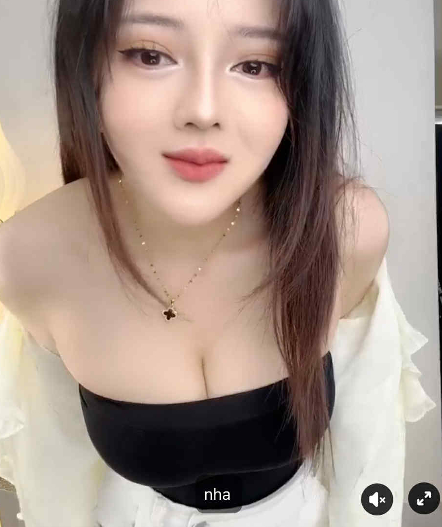 Streamer Trang Bít Tết Stuns Fans with Flawless Skin on Livestream 9 edit a18e6e55 7414 4204 9de0 2662e5887ed2 17509112776791085517605 1750922319771 1750922320097729703137