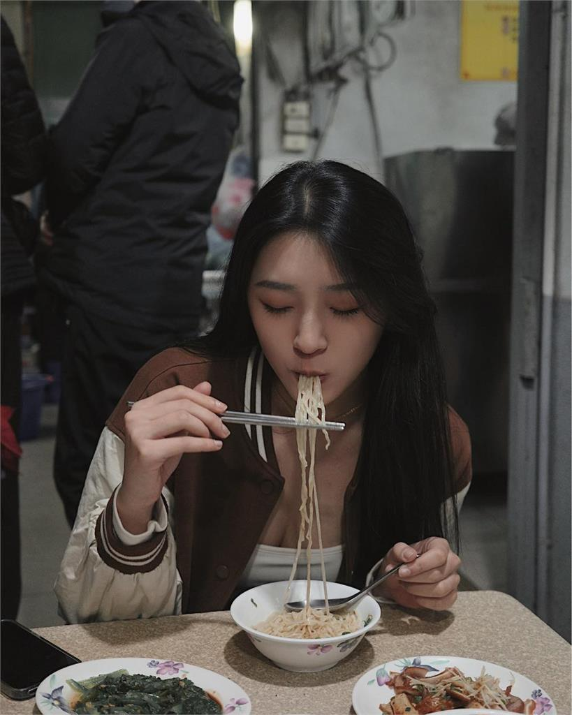 Hot Girl Zoe Lữ Tư Dư Goes Viral Just Eating Noodles 1 Zoe Lữ Tư Dư enjoying noodles