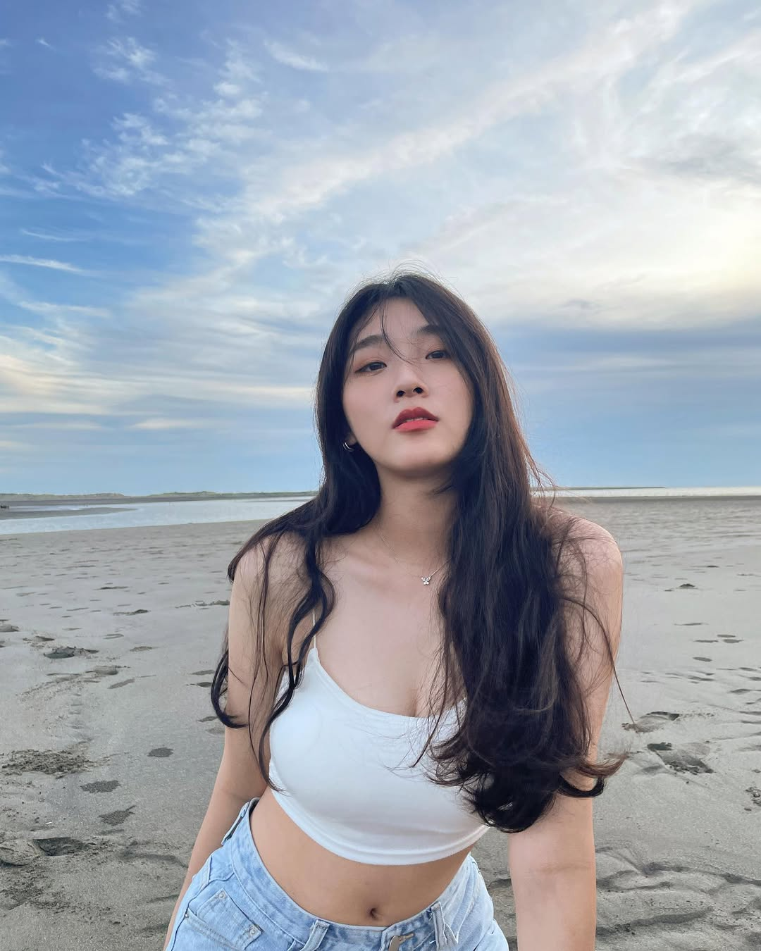 Hot Girl Zoe Lữ Tư Dư Goes Viral Just Eating Noodles 3 Zoe Lữ Tư Dư enjoying local cuisine