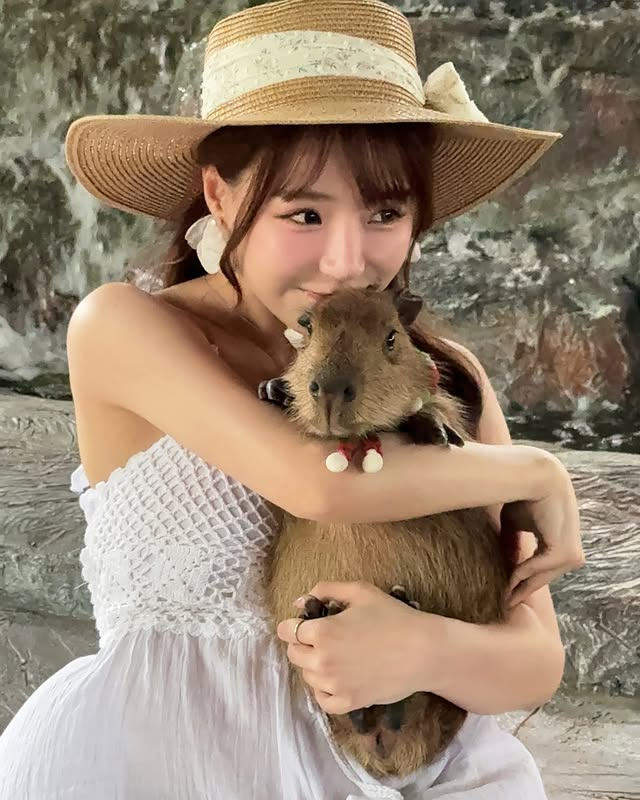Yuan Yuan holding a capybara at the zoo