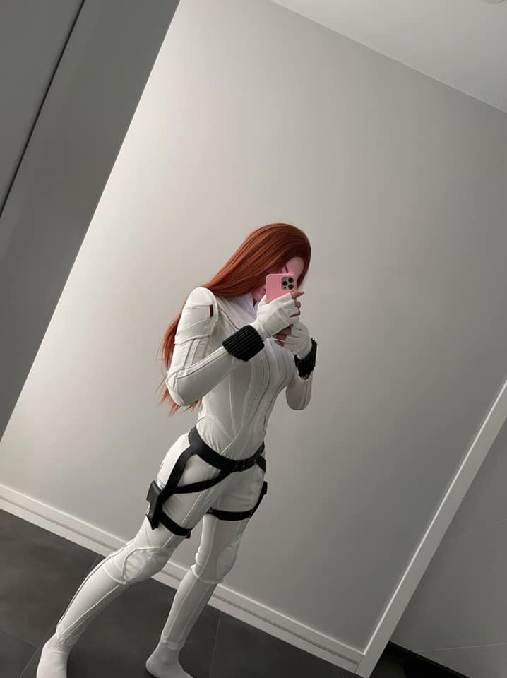 Xkalty’s Bold White Black Widow Cosplay Stuns Fans 2 Close-up of Xkalty's Black Widow cosplay