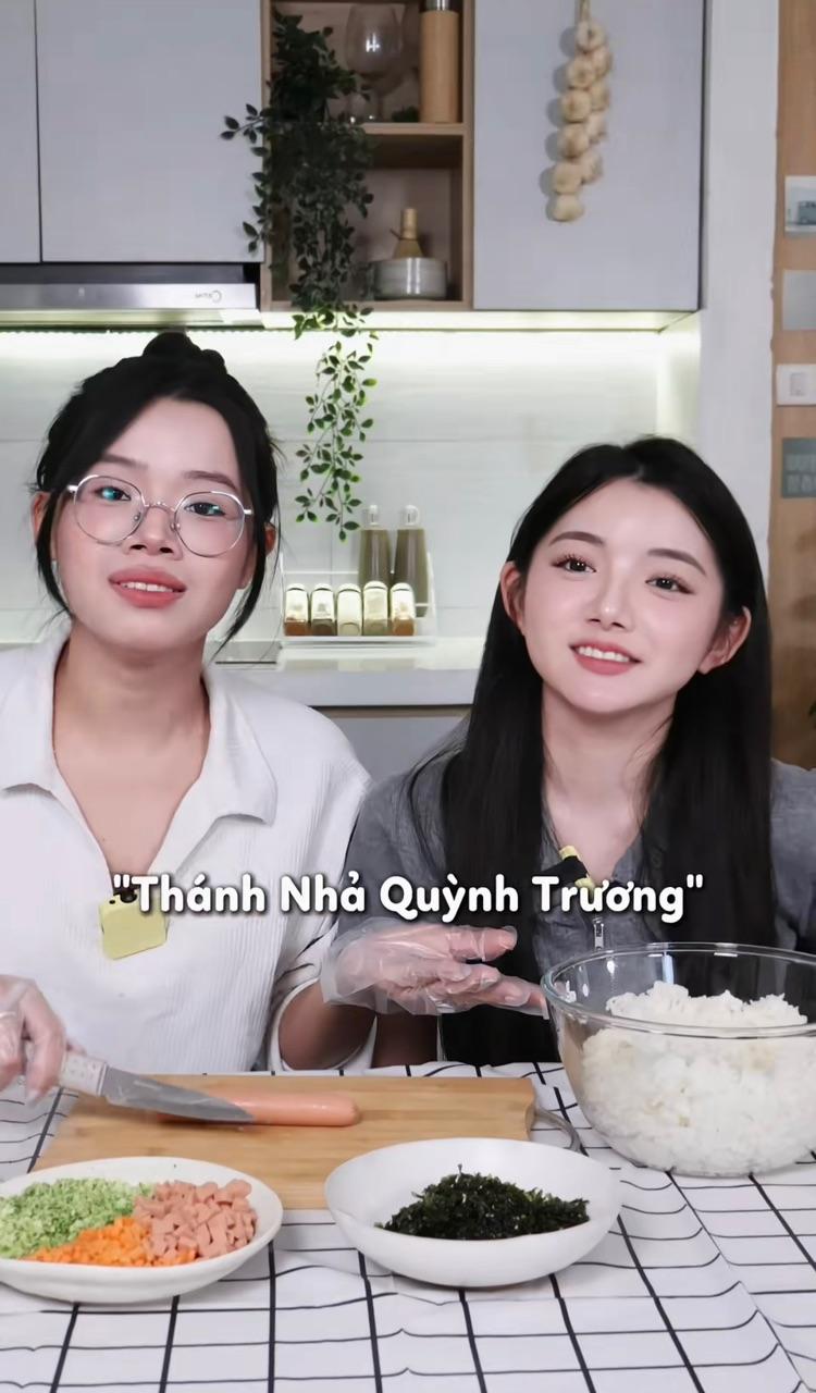 Mukbang Star Quỳnh Trương Claps Back at Swallowing Rumors 5 Quỳnh Trương casual pose