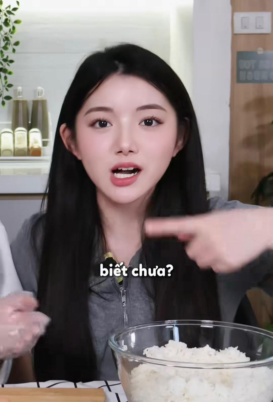 Mukbang Star Quỳnh Trương Claps Back at Swallowing Rumors 7 Quỳnh Trương eating