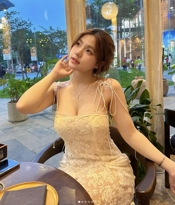 Vietnamese Gamer Lan Anh Stuns Fans with Bold Dance Videos 10 Lan Anh confident pose