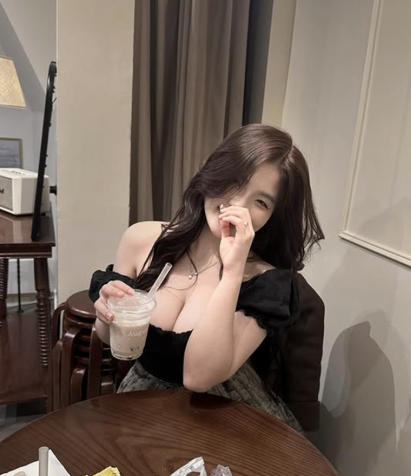 Vietnamese Gamer Lan Anh Stuns Fans with Bold Dance Videos 8 Lan Anh confident pose