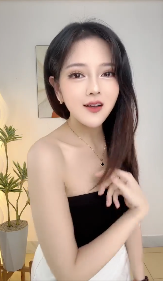 Streamer Trang Bít Tết Stuns Fans with Flawless Skin on Livestream 4 screenshot 2025 06 26 101858 1750910816233709305998 1750922309915 17509223101941660786178