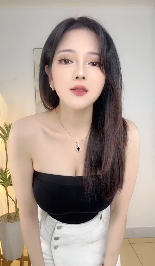 Streamer Trang Bít Tết Stuns Fans with Flawless Skin on Livestream 2 screenshot 2025 06 26 110740 1750911142654851953919 1750922303460 1750922304034836159956