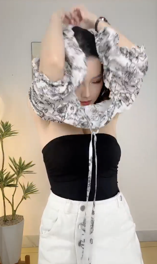 Streamer Trang Bít Tết Stuns Fans with Flawless Skin on Livestream 6 screenshot 2025 06 26 111137 17509111425762082008124 1750922312447 17509223132811843775502
