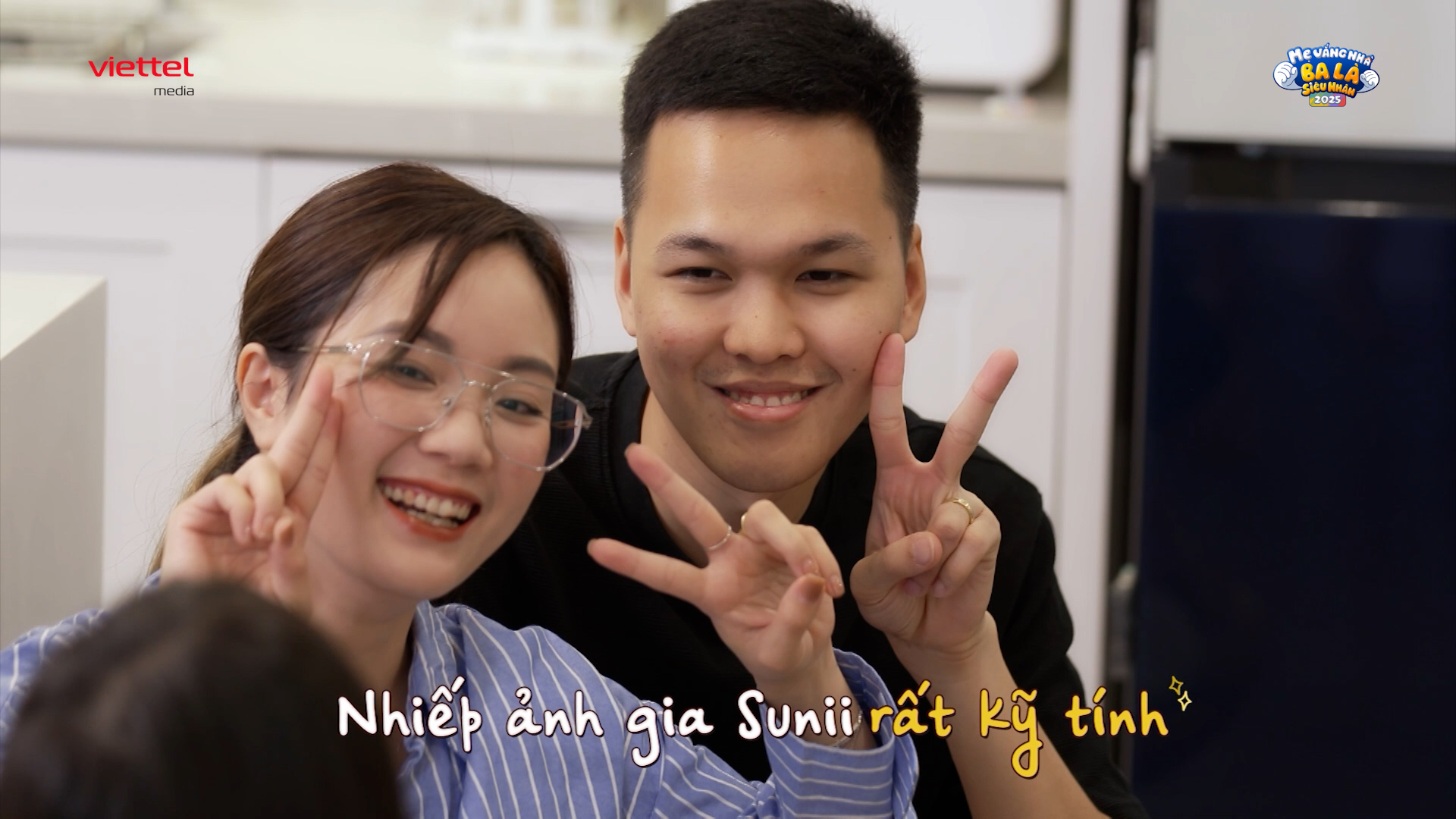 Chim Sẻ Đi Nắng and Daughter Steal Hearts on Reality Show 3 Chim Sẻ Đi Nắng and wife on TV