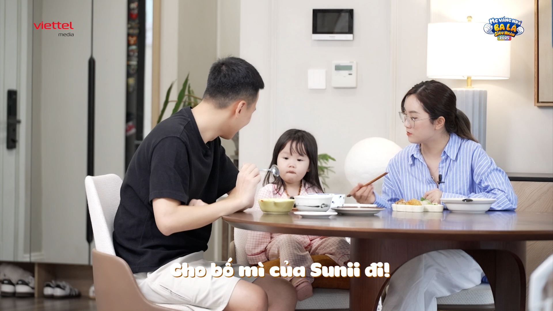 Chim Sẻ Đi Nắng and Daughter Steal Hearts on Reality Show 4 Chim Sẻ Đi Nắng and family moments