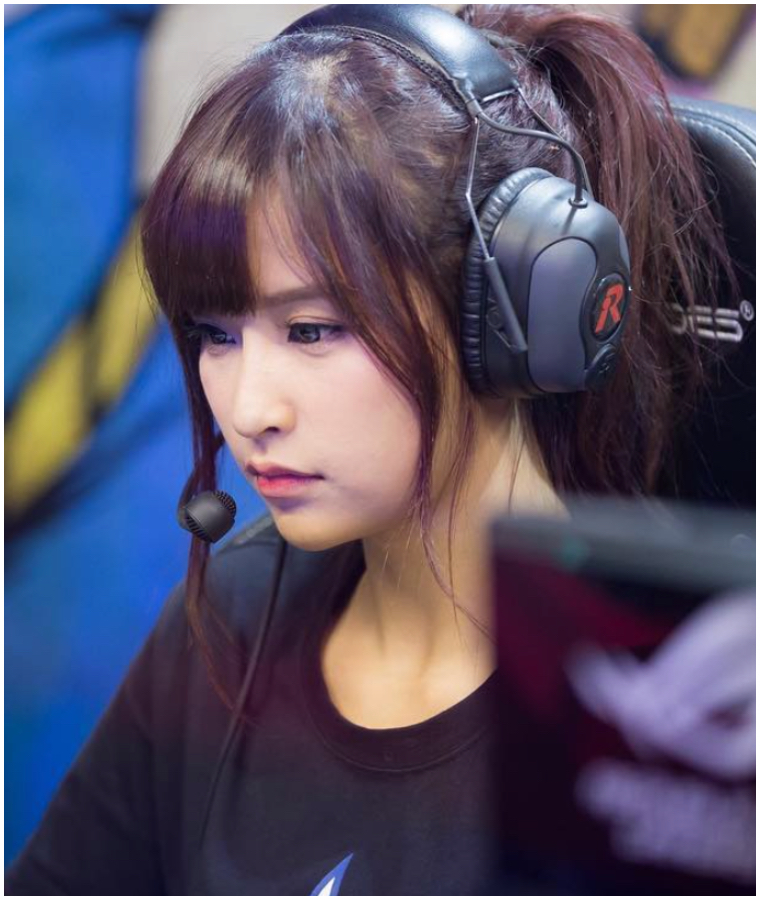Streamer Tạ Thiên Vân Bounces Back After Private Photo Leak 3 Tạ Thiên Vân smiling during a livestream
