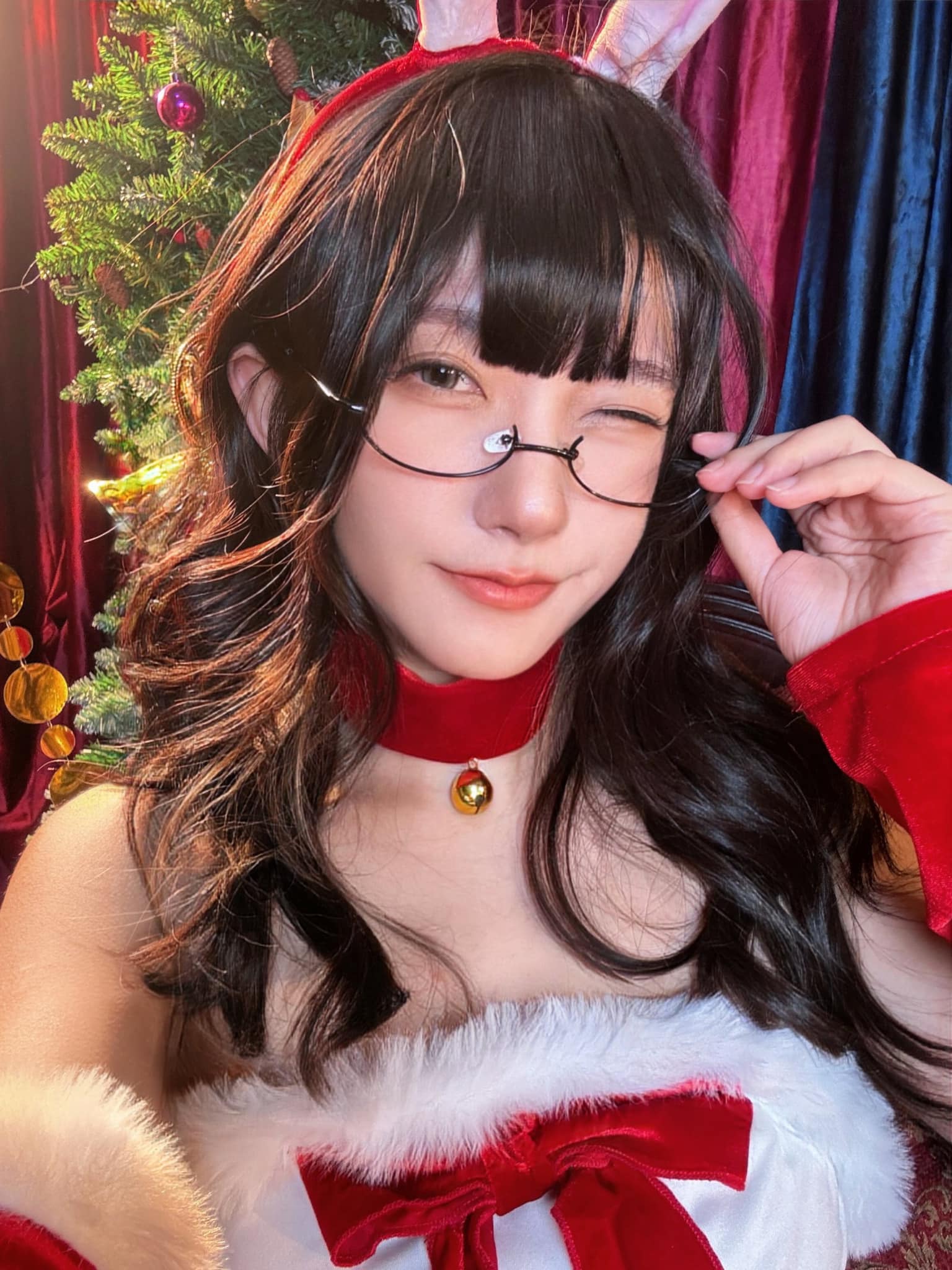 Cosplayer Who Looks Just Like Sơn Tùng M-TP Wows Fans in Vietnam 5 Roroki posing at Sơn Tùng M-TP's check-in spot