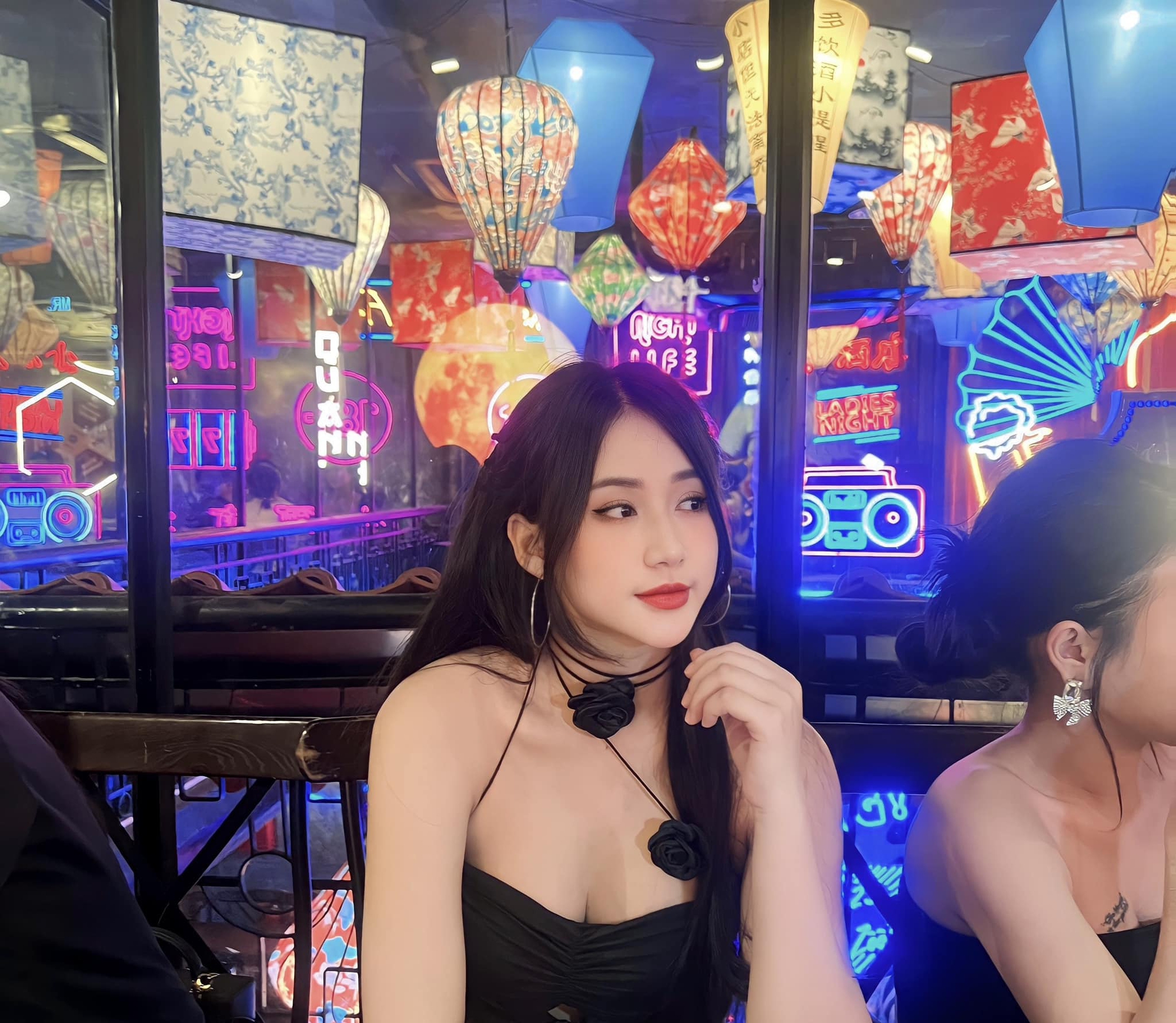 Liên Quân Star Như Lê Drops Stunning New Photos Before Birthday 16 48724128038817502388019402100849441813567945n 17522100374401893721740 1752221864412 17522218645575602368