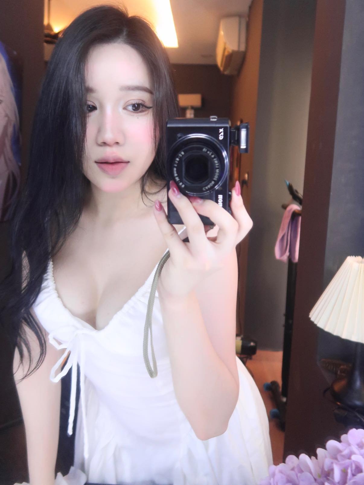 Streamer Yogurt's New Flirty Look Steals Hearts 14 Yogurt's confident look