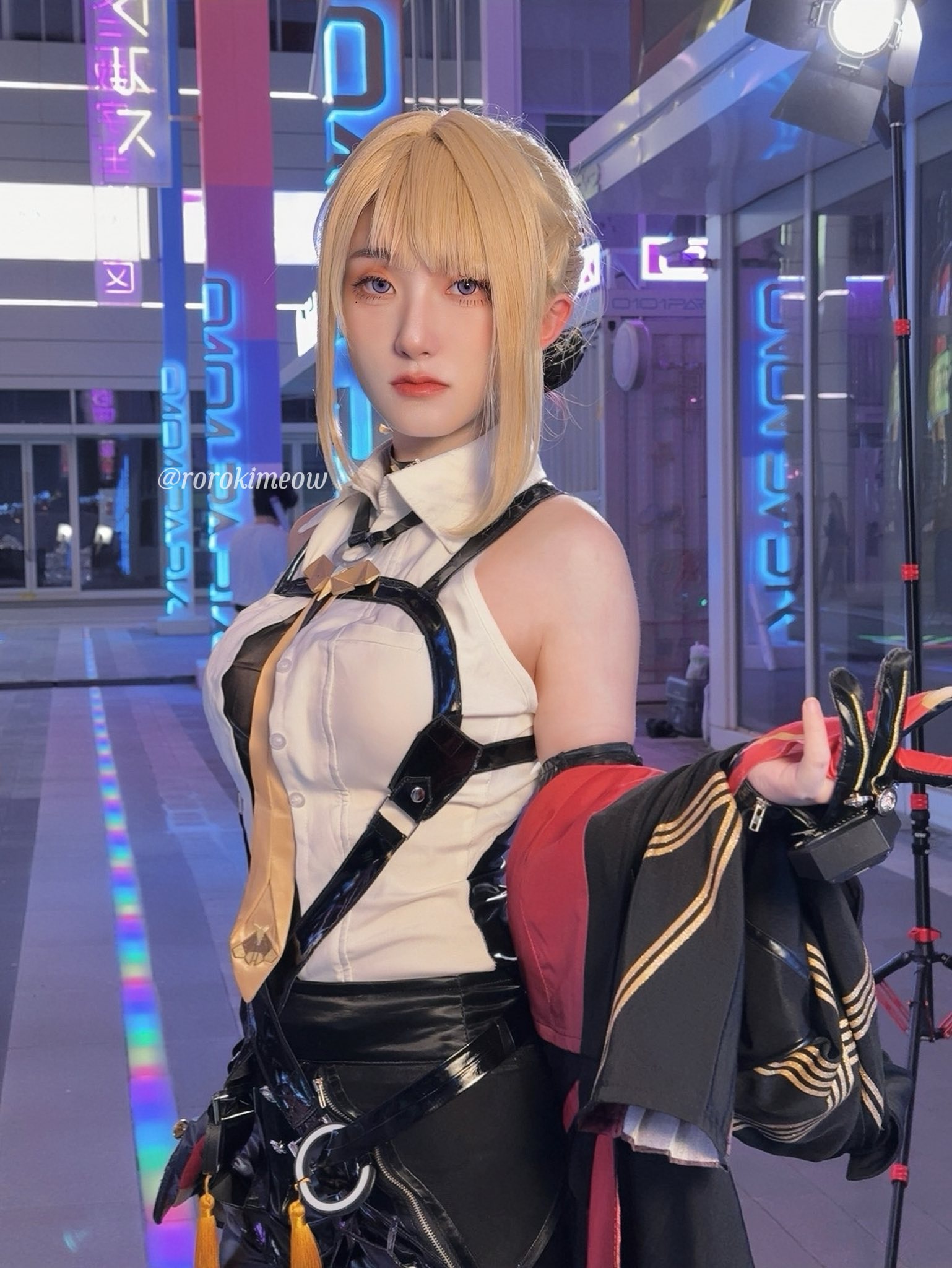 Cosplayer Who Looks Just Like Sơn Tùng M-TP Wows Fans in Vietnam 2 Roroki at a famous Vietnamese location