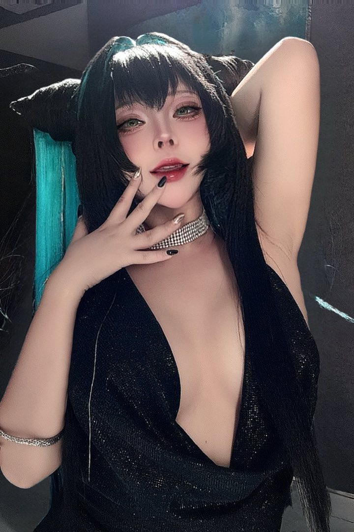 Cosplayer Sayo Momo Stuns Fans with New Nail Art and Bold Pose 3 Sayo Momo cosplay look