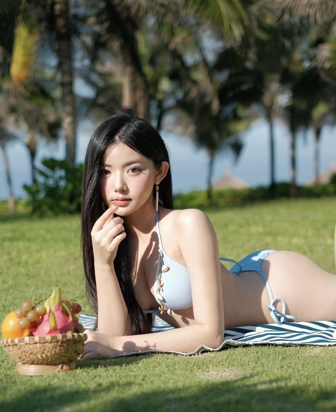 Mukbang Star Quỳnh Trương Shows Off Stunning Bikini Body 6 Quỳnh Trương showing off her curves