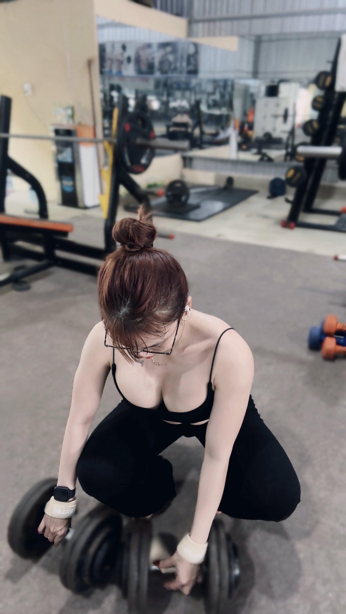 Gym Star Kim Nhiet Claps Back at Surgery Rumors 4 Kim Nhiet gym selfie