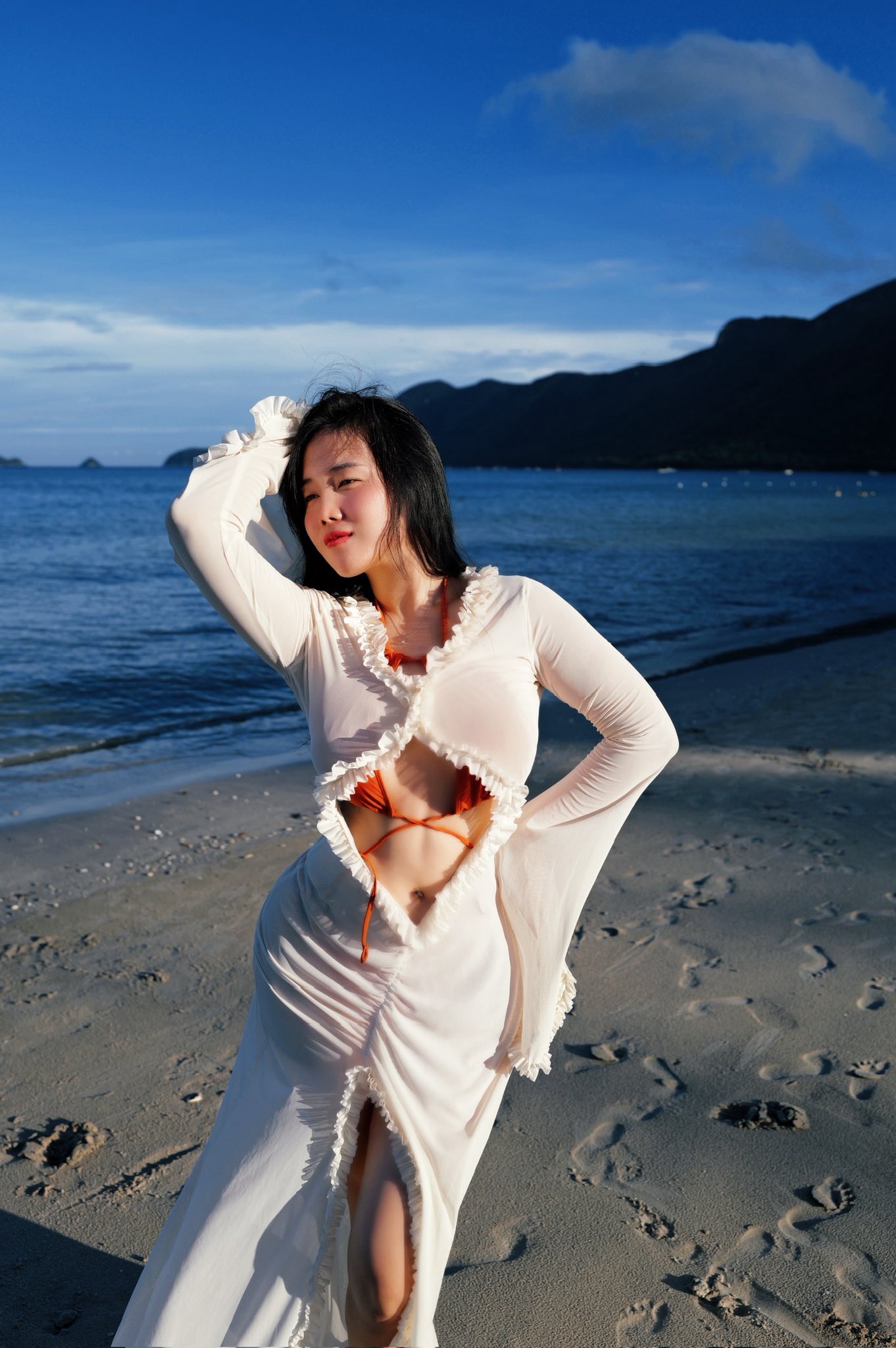 TikToker Hồng Trân Shows Off Her Curves with Class 7 Hồng Trân in chic beachwear