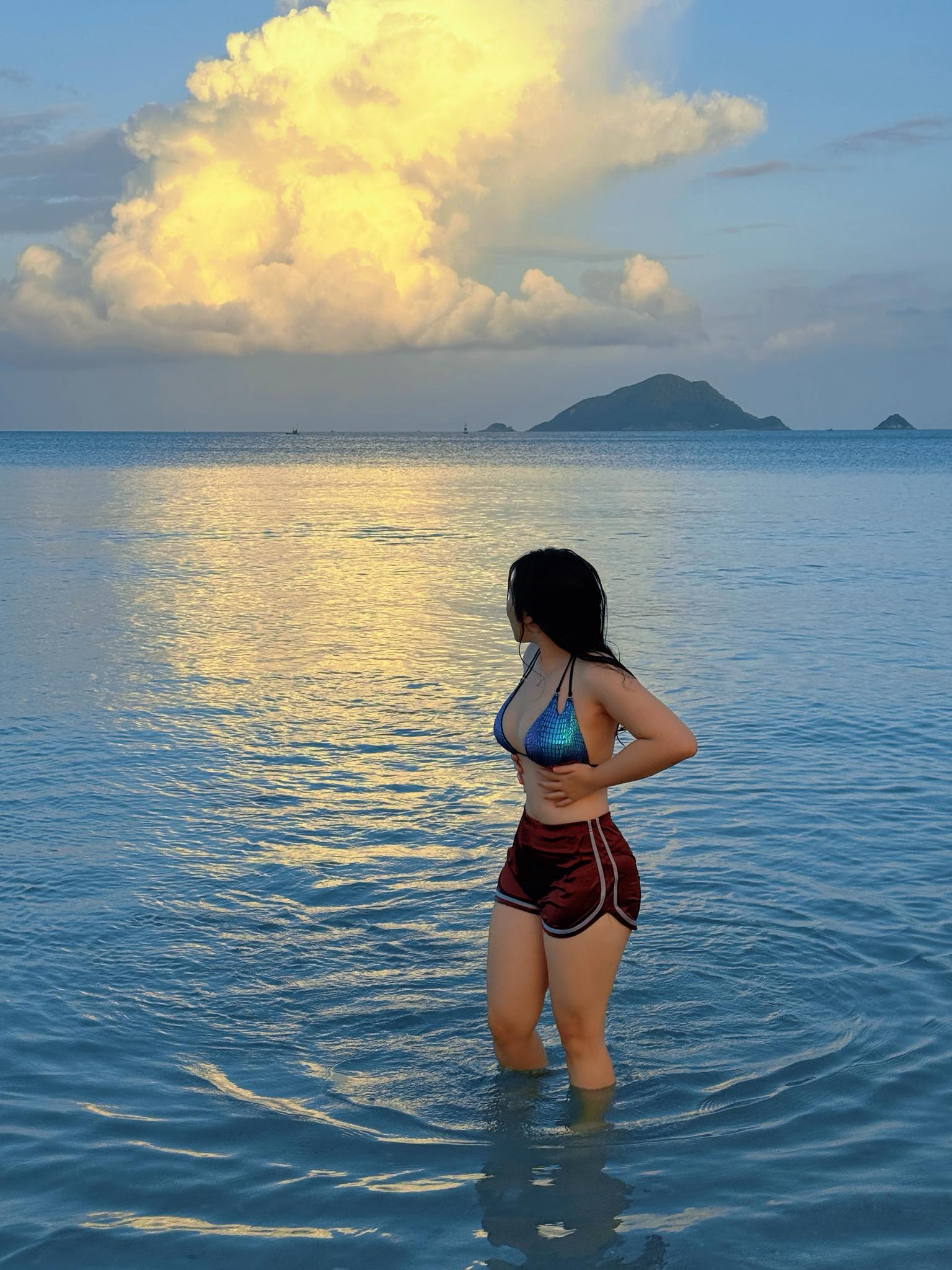 TikToker Hồng Trân Shows Off Her Curves with Class 11 Hồng Trân confident and radiant