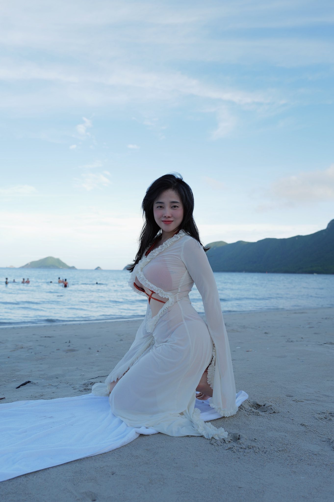 TikToker Hồng Trân Shows Off Her Curves with Class 10 Hồng Trân natural beauty