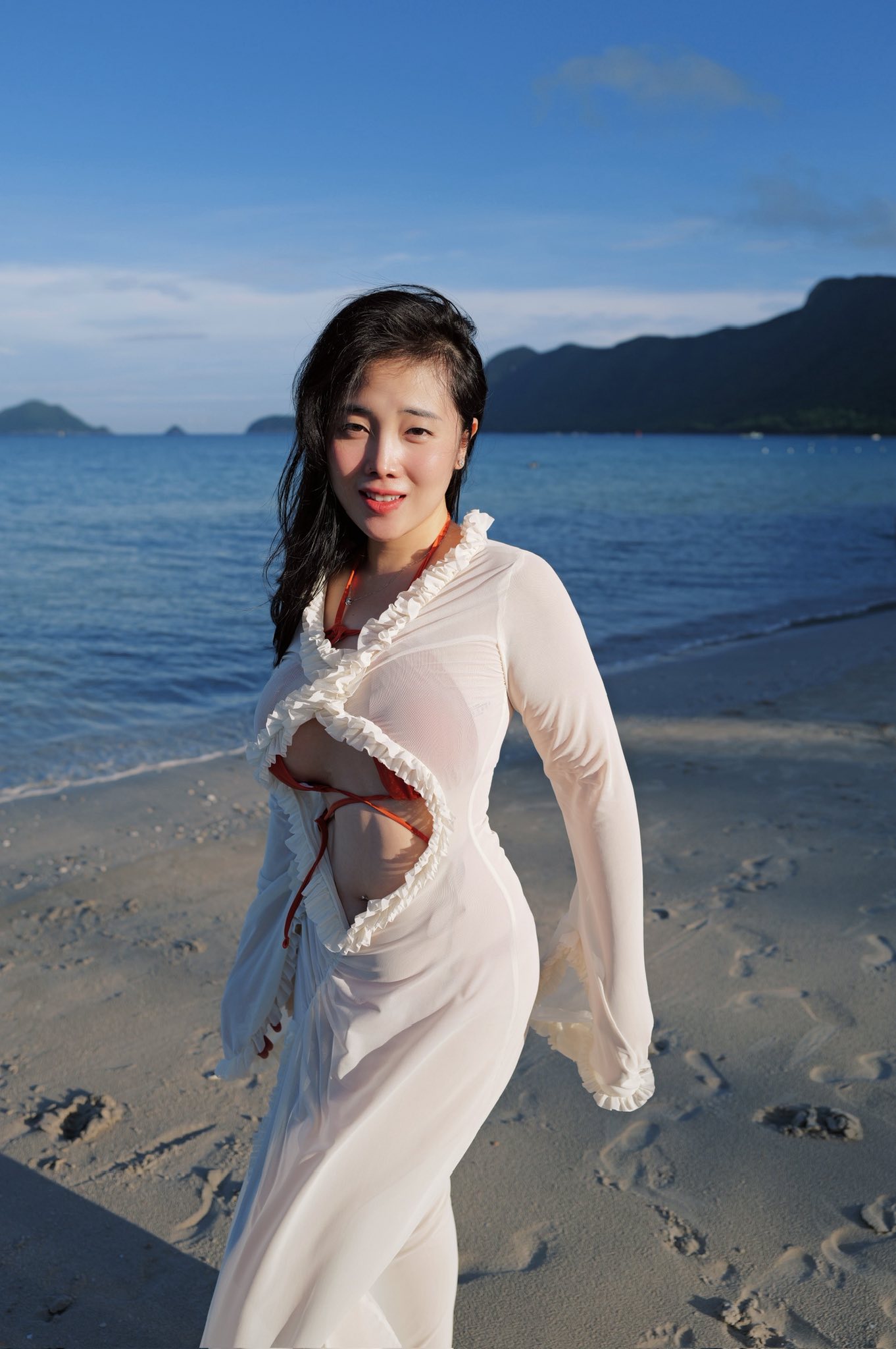 TikToker Hồng Trân Shows Off Her Curves with Class 6 Hồng Trân posing with confidence