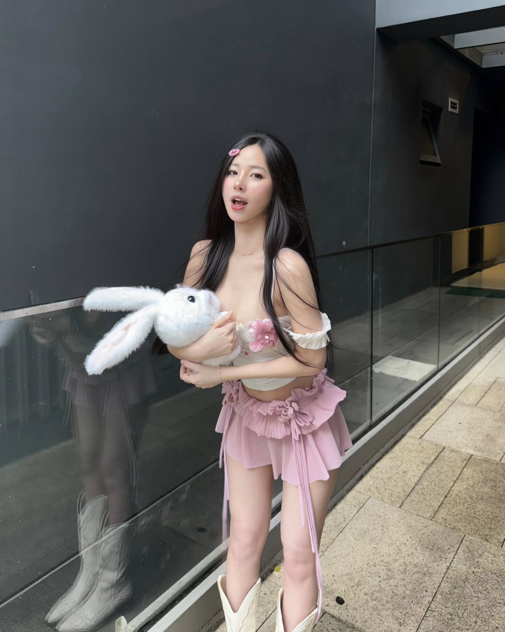 TikToker Uyên Ni Shows Off Million-Dollar Monthly Income, Claps Back at Haters 6 51593573214177278828487456782455428162836593n 1752207018374359402548 1752207902627 1752207902772364673031